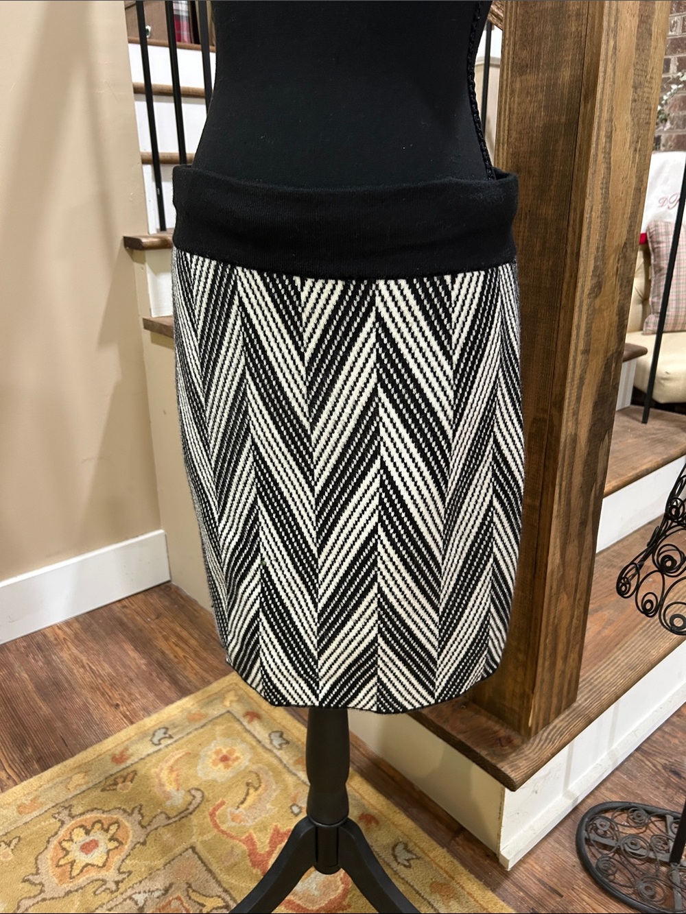 Ann Taylor M Black and White Chevron Pencil sweater-like acrylic slip on Skirt